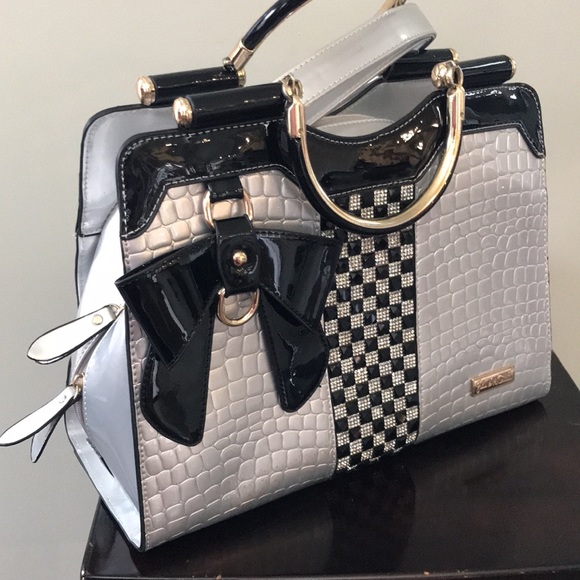 Julia & MICHAEL Stylish Patent Leather Handbag with detachable Shoulder Strap. - Picture 3 of 16